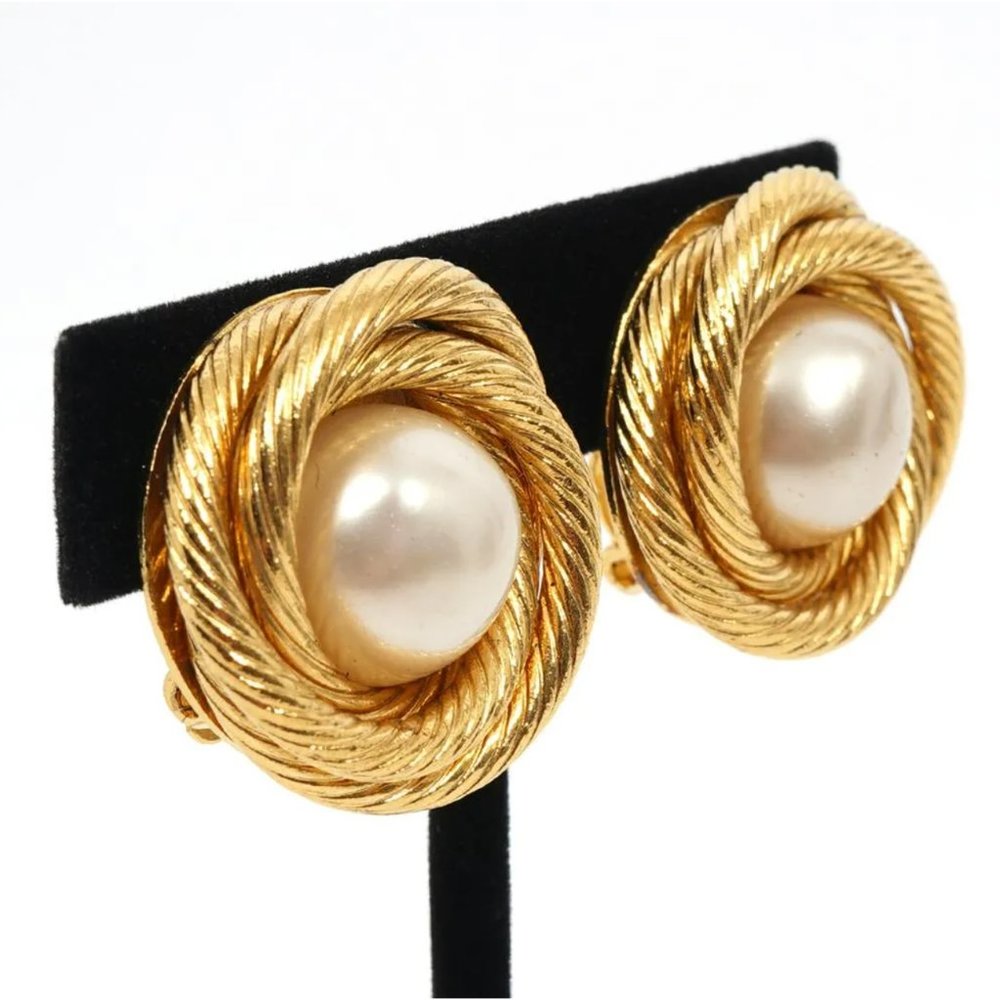 Vintage CHANEL faux pearl gold-tone clip-on earrings - Picture 1 of 7